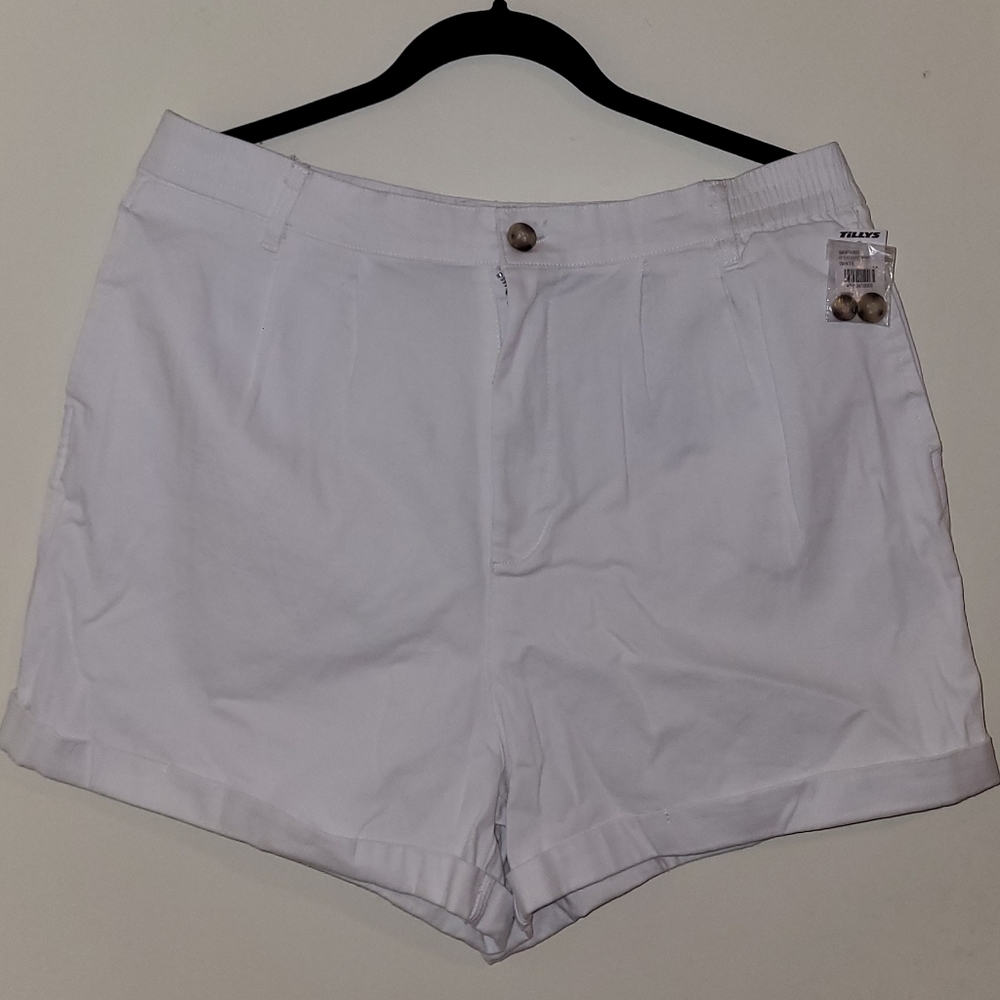 White cuffed shorts 🤍